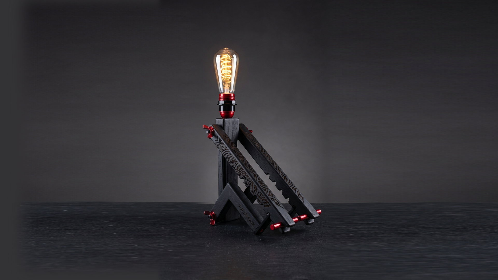 Lampe Julio sombre avec gravures et détails rouges, ampoule allumée